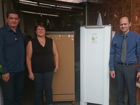 O presidente da DMED entrega nova geladeira para o casal Araújo. 1